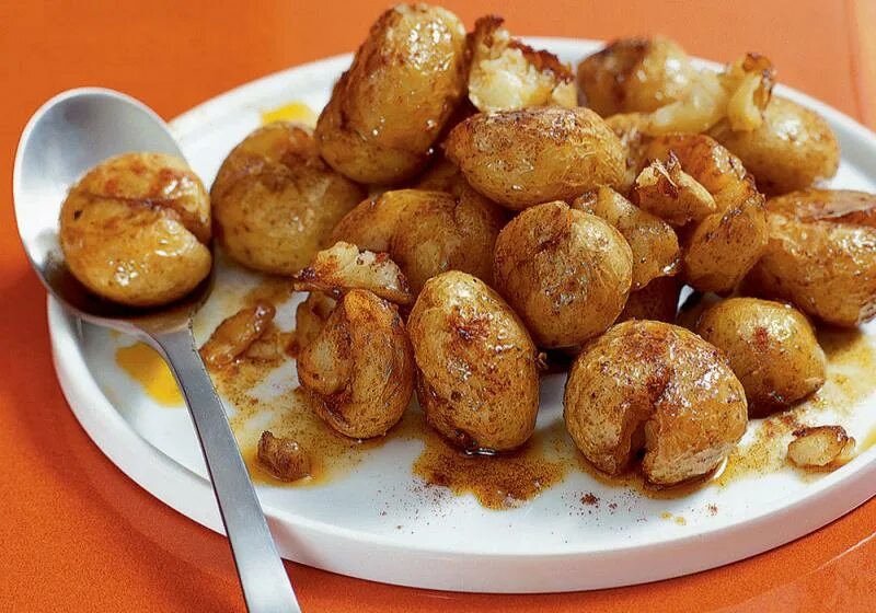Сколько калорий в запеченной картошке в духовке. Молодая картошка в духовке. • Картофель, запеченный в медовой глазури. Картофель молодой. Молодой картофель запечённый в духовке в кожуре.