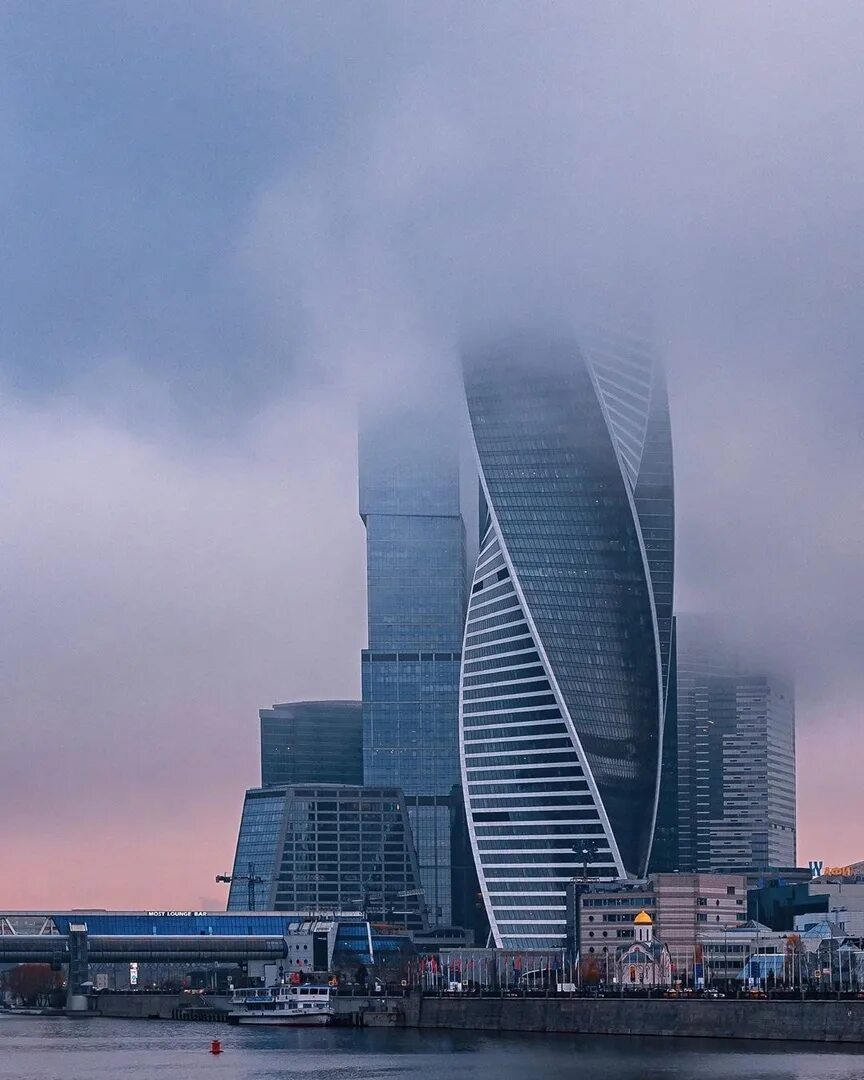 Снизов. Москва Сити в тумане. Москва Сити. Туманная Москва. Москва Сити в облаках.