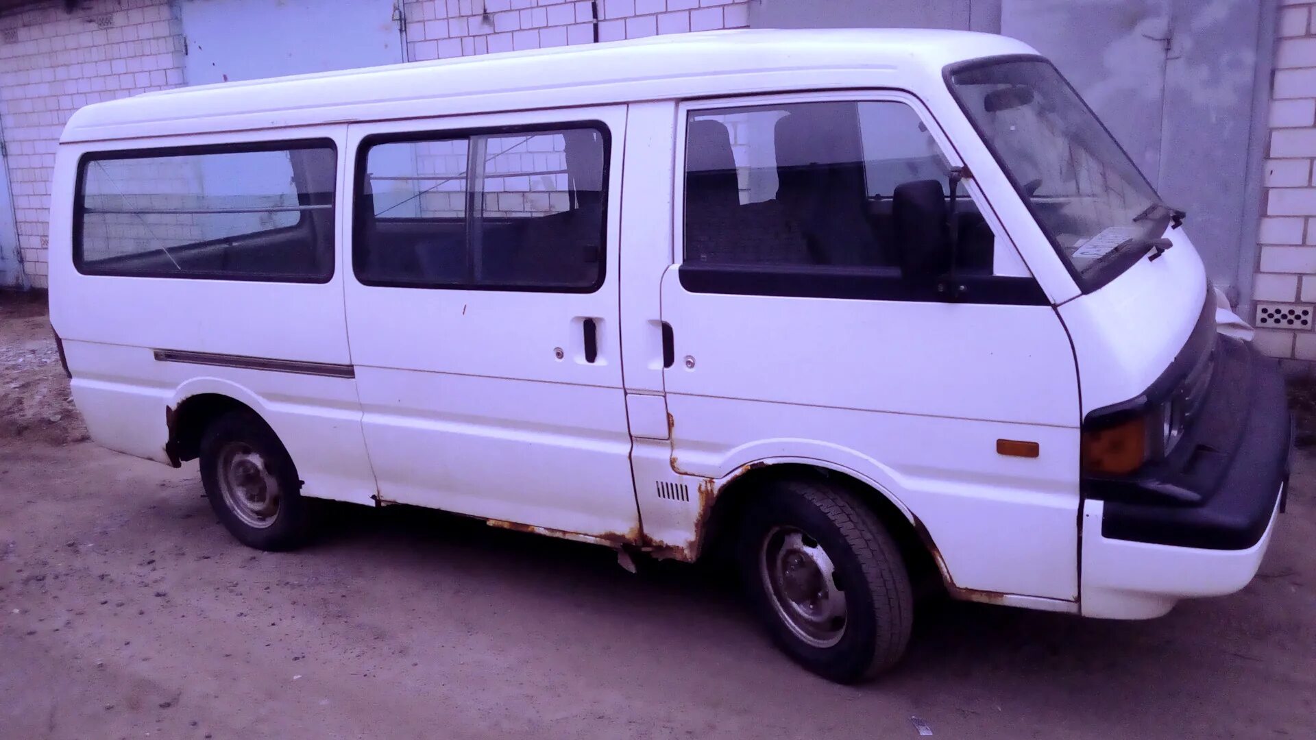 Мазда е 2200 дизель. Мазда бусик е2200. Mazda e2200 фургон. Мазда 2200. Мазда бус 2000.