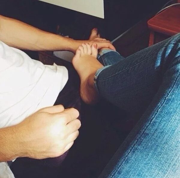 Девушки ноги мальчикам. Ноги в кроссовках. Босые ноги. Девушки ноги мальчикам. Ноги в кроссовках.