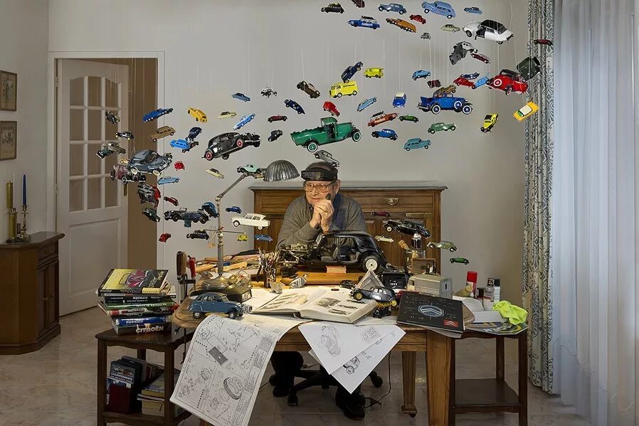 Вещи летают в воздухе. Светильник в виде облака. Летающие предметы. Ричард кларксон облако левитирующее. Парящие предметы.