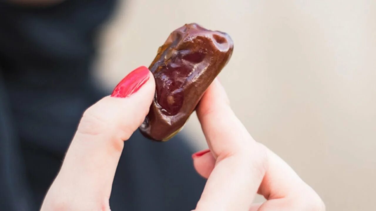 Eat dates. Девушка финика. девушка ест финики. eating dates. девушка нюхает финики.