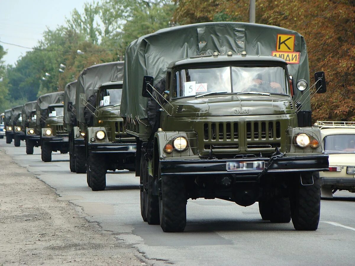 Почему зил 131. Военный грузовик ЗИЛ 131. ЗИЛ-131 грузовой военный. Грузовик ЗИЛ 131 армейский. ЗИЛ 131 колонна.