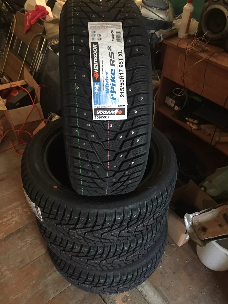 Шины ханкук отзывы владельцев. Hankook Winter IPIKE rs2. Зимняя резина Hankook r17. Winter IPIKE RS. Зимняя резина хака размер 215 70 р 15.