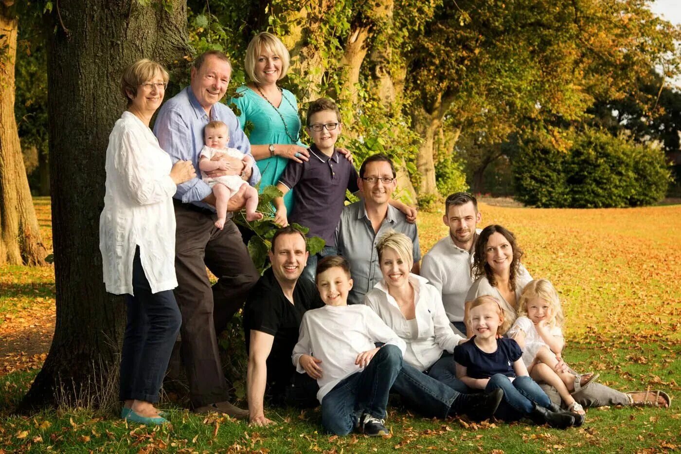 Несколько семей составляло. Большая семья. Большая счастливая семья. Фотография семьи. Фотосессия большой семьи.