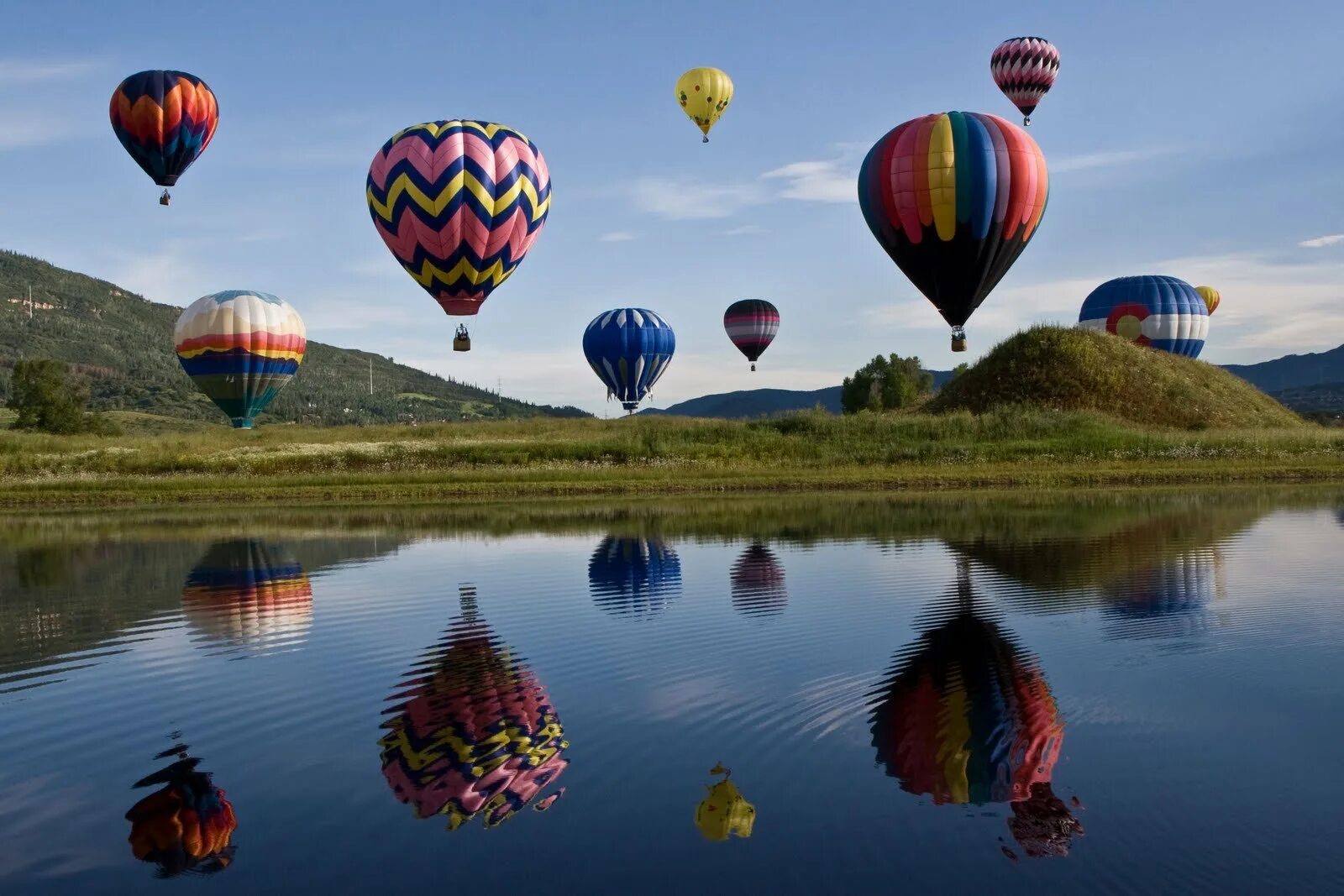 Flying balloon. Воздушный шар. Воздушный шар с корзиной. Летающие воздушные шары. Шары воздушные в воздухе.