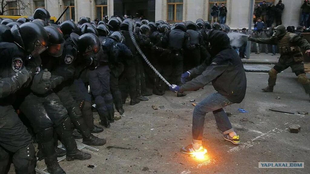 Нападение 2014. Майдан на Украине в 2014 Беркут. Киев штурм Майдана 2013 Беркут.