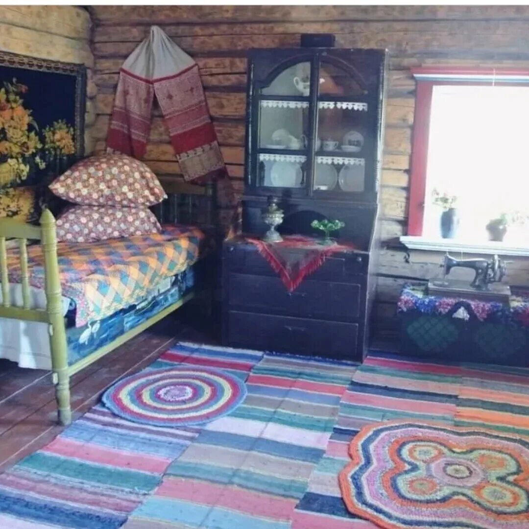 Дом бабушки в деревне. Интерьер бабушкиного дома в деревне. бпбушкме дом в деревне внутри. советский интерьер в деревне. комната в деревне у бабушки.