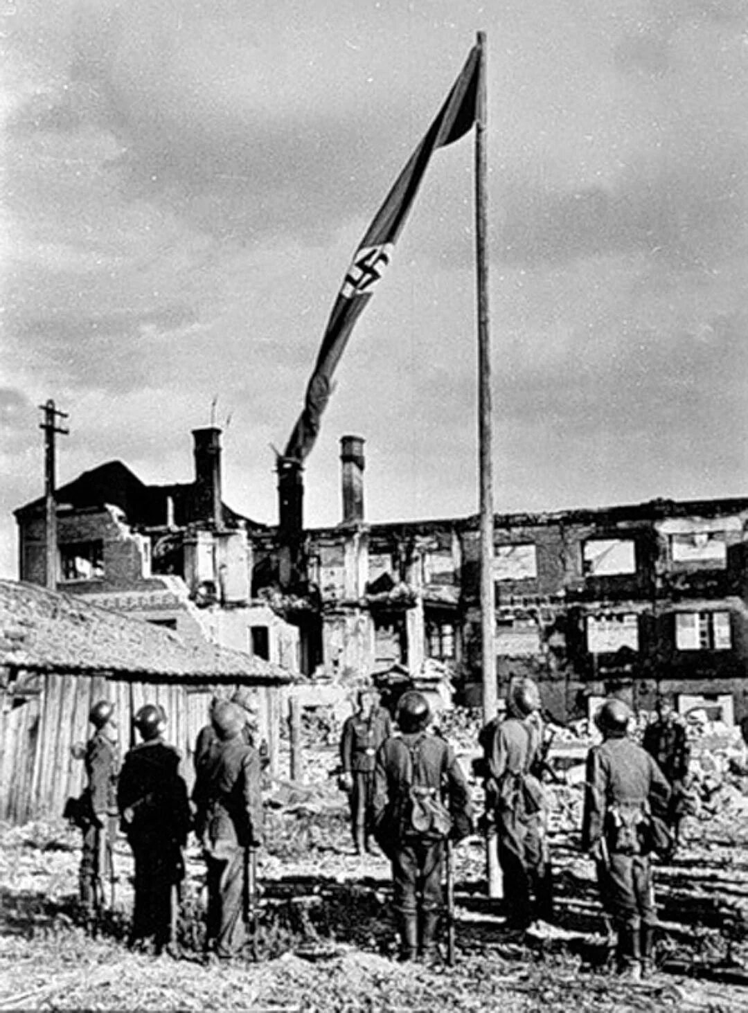 Сталинград захват немцами. Фашисты водружают свой флаг в Сталинграде.. ВОВ Сталинградская битва. Немцы 1942 с флагом. Сталинград 1942.