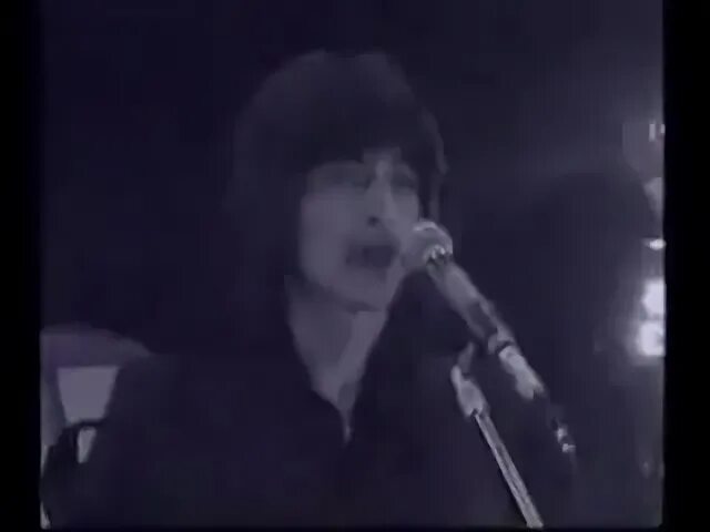 Девочка ждет мальчик не идет