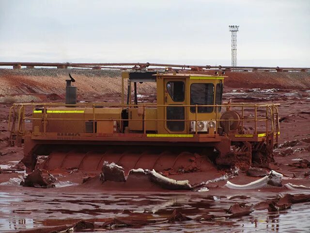 НГЗ шламовое поле. Красные шламы Бокситогорска. Шламполе Бокситогорск. Пыление красного шлама