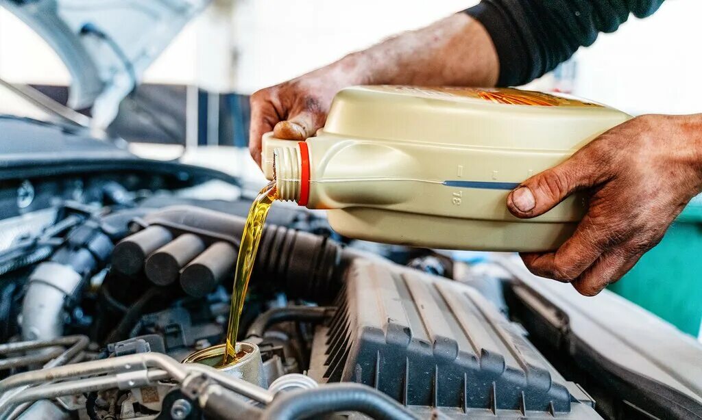 Car mechanic как залить масло. Моторное масло в двигателе. matornoe masla. заливка масла в двигатель. моторное масло креатив.