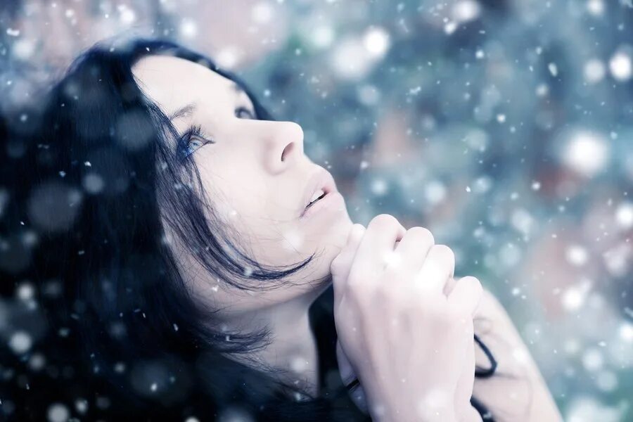 Девушка под снегом. Девушка и снегопад. Грустная девушка зимой. Зима девушка грусть.