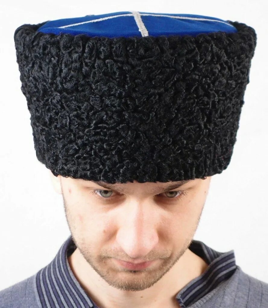 Армянин в шапке. Каракулевая папаха кавказская. Армянская национальная шапка. Грузинская вязаная национальная скуфья. Турецкая тюбетейка войлочная.