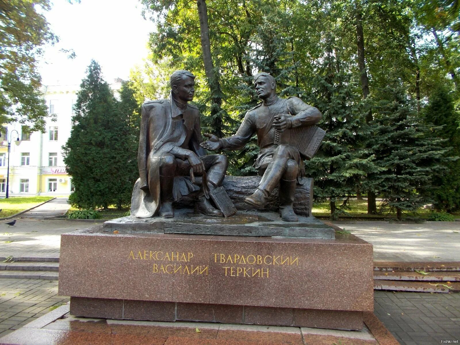 Памятник теркину в смоленске. Памятник Александру Твардовскому и Василию Тёркину. Памятник Александру Твардовскому и Василию Теркину в Смоленске.