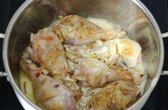 Как потушить куриные голени. Куриные голени тушеные. тушёная голень куриная на сковороде. тушеные куриные ножки. куриные ножки тушеные в сметане.