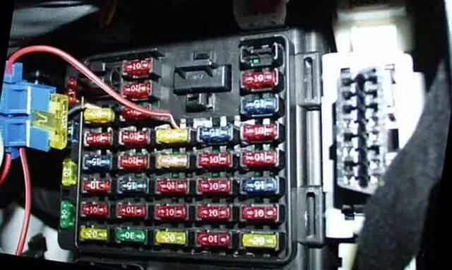 Блок предохранителей приора 2008 сигнализация. Блок управления сигнализацией ваз 2115. Предохранитель на сигнализацию лада калина 1. Предохранитель на иммобилайзер калина. Предохранители сигнализации с 42005.