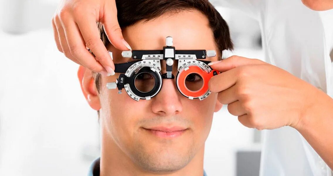 Оптик сток. Очки офтальмолога. Человек у офтальмолога. Обследование глаз. Офтальмологические очки для коррекции зрения.