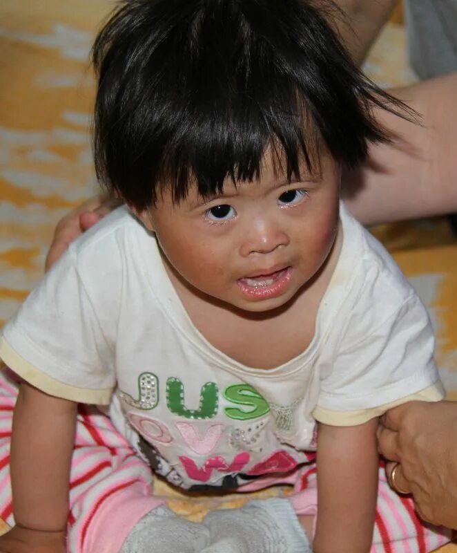 Чернокожий с синдромом дауна. Китайцы дауны. Ребенок Азиат с синдромом Дауна. Китайские дети.