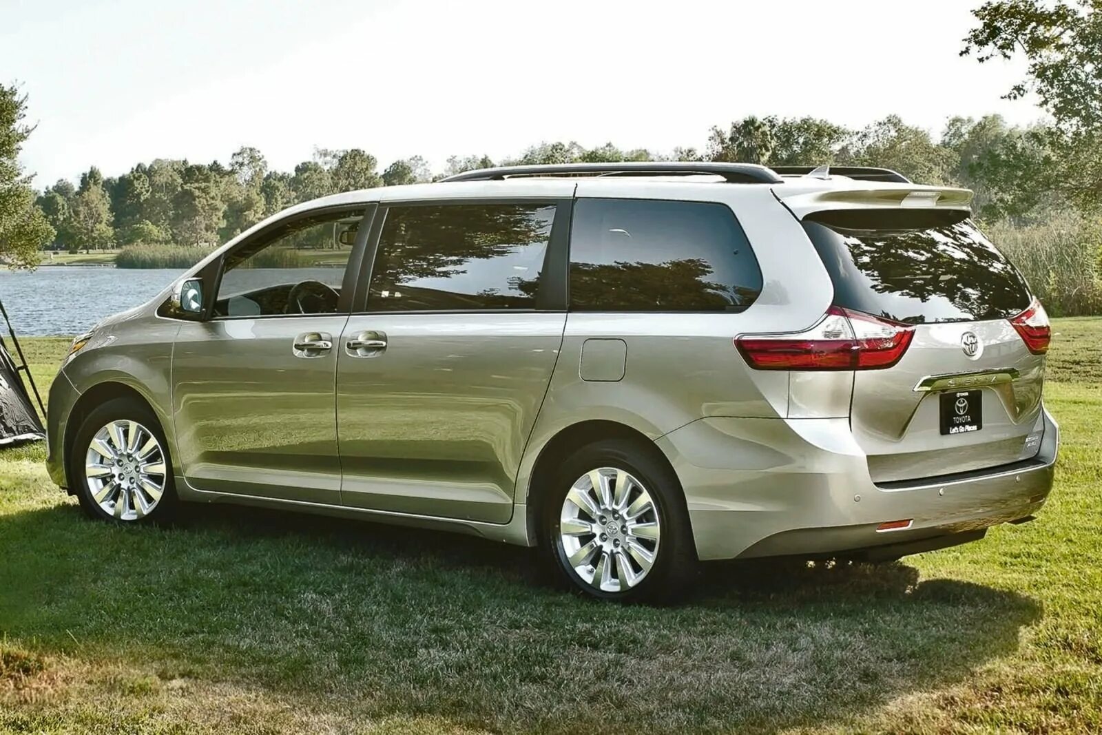 Toyota Sienna 2011. Toyota Sienna 2015. Toyota Sienna 2023. Minivan Toyota Sienna.