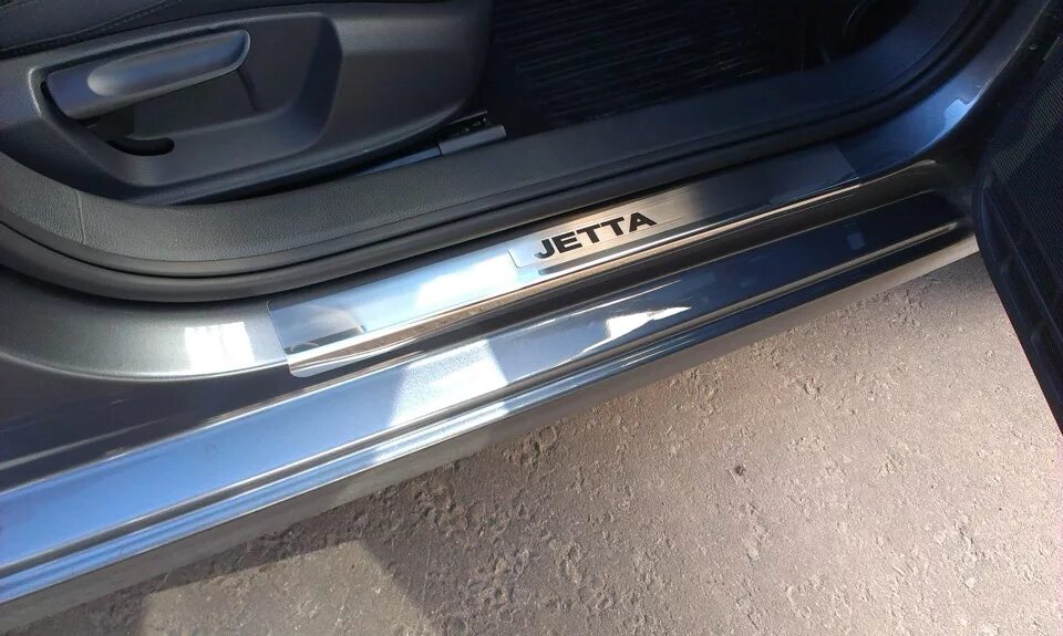 Пороги jetta. Пороги Джетта 6. Порог VW Jetta 6 2013 года. Накладки на пороги Фольксваген Джетта 6. VW Jetta 2007 накладки на пороги.