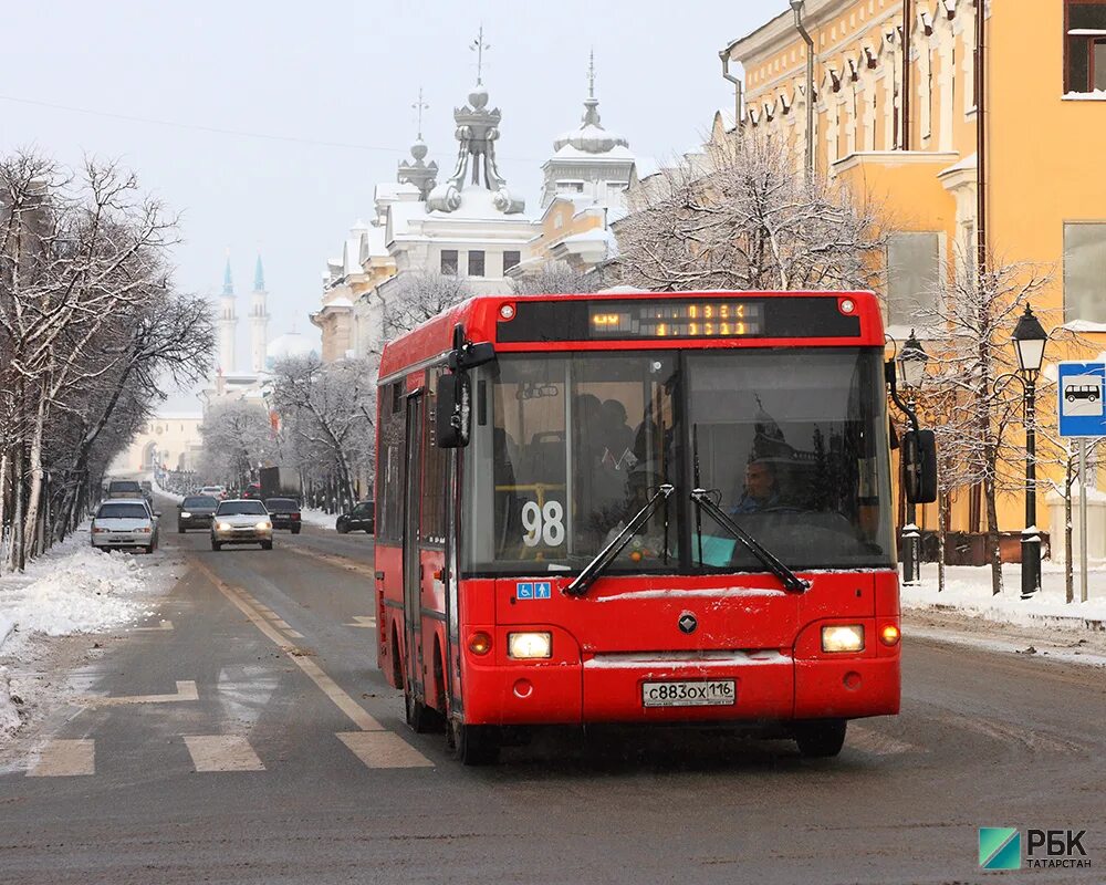 Городские автобусы казани. Автобус Казань. Красный автобус Казань. Городской автобус Казань. Маршрутка Казань.