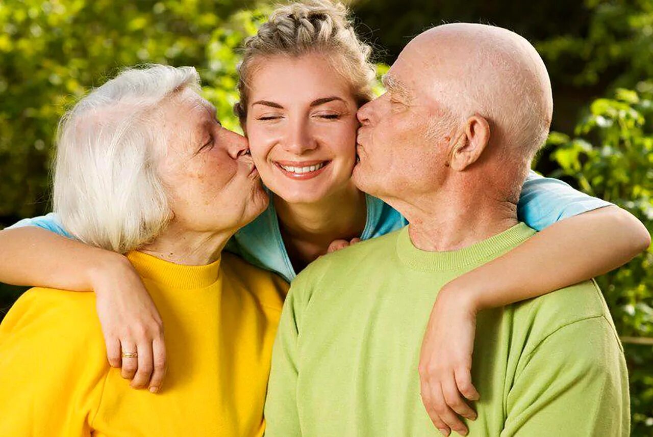 Parents 20. Пожилые родители и дети. Счастливые пенсионеры. Пожилые родители и взрослые дети. Семья взрослые дети.