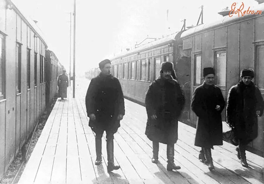 Кучин на перроне. Московский вокзал перрон. Перрон Московского вокзала Ленинград. Пригородные поезда в Ленинграде. Сталин на перроне.