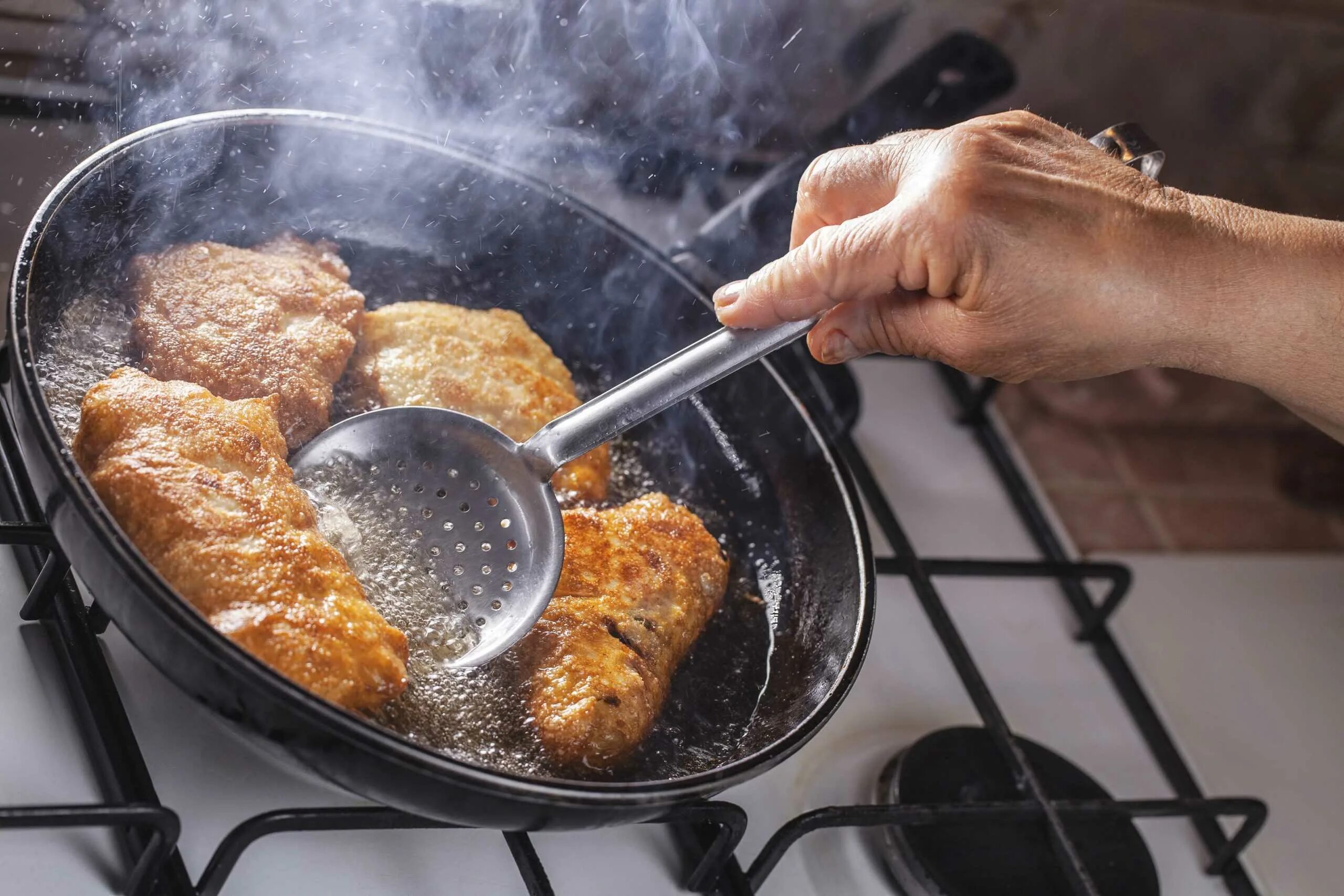 Fry cook. Жарка на сковороде. Сковородка на плите. Жареные на сковороде. Пища жаренная на сковородке.