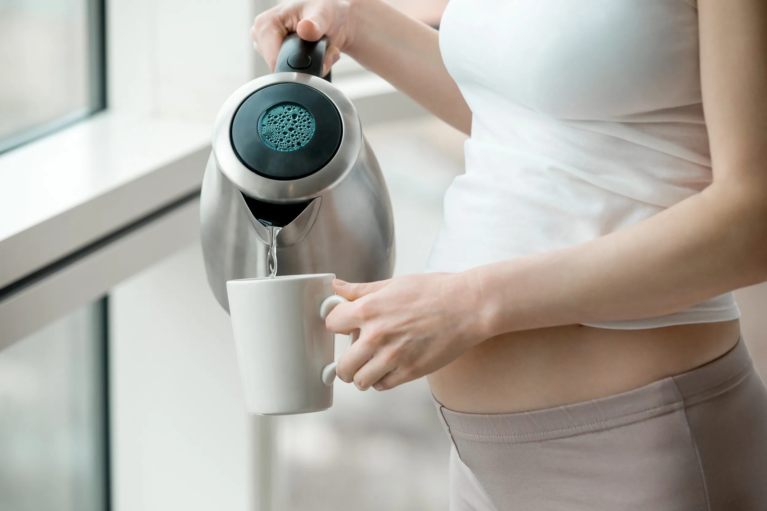 Пила кофе в беременность. Кофе и беременность. Женщина с чайником.