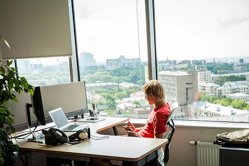 девушка возле пластикового окна. на работе открыто окно. на работе открыто окно. 134521, soudal. на работе открыто окно.