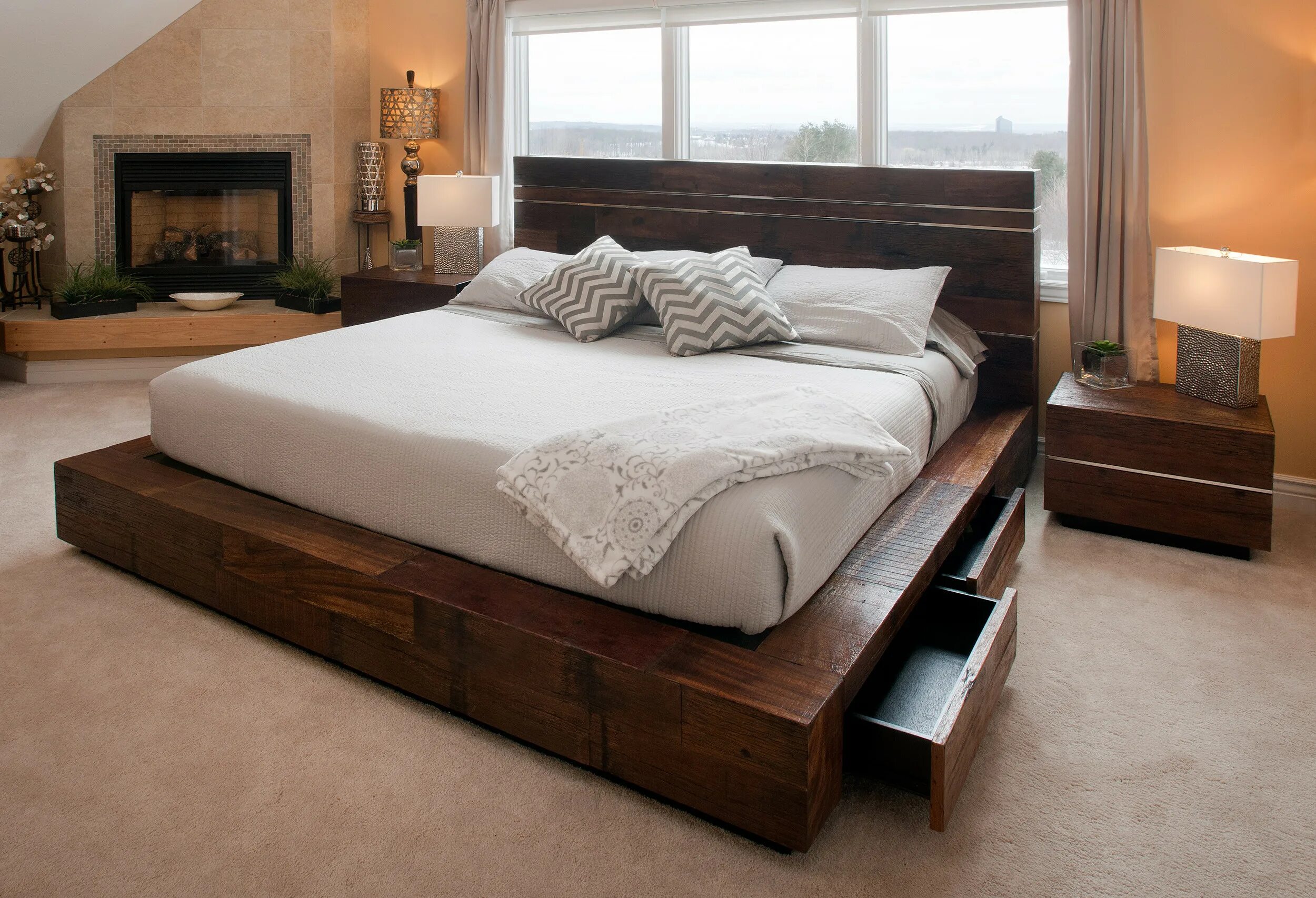 Двуспальная кровать фото дерево. Кровать Кинг сайз. Кровати Кинг сайз из массива. Стильные деревянные кровати. Кровать из дерева двуспальная.
