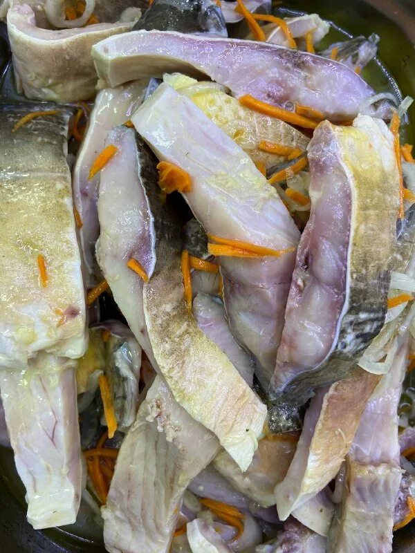 Маринад для речной рыбы. Карп соленый. Как помариновать карпа. Маринованная рыба. Хе из толстолобика.