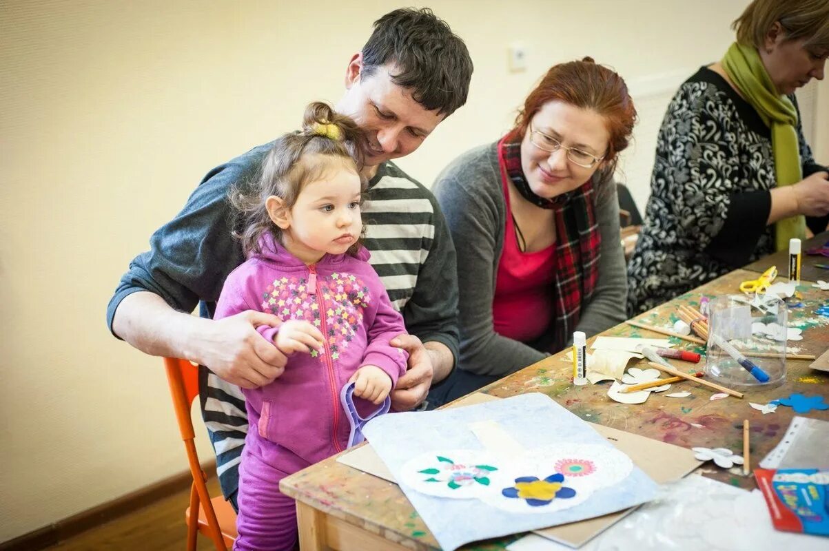Sun family club. Игра в настольные игры с детьми. Семейный клуб. Настольные игры для детей. Игротека настольные игры.