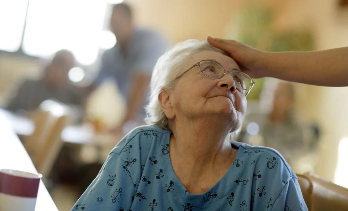 Уход за пациентами с деменцией. Деменция Альцгеймера. Слабоумие у пожилых. Пожилая женщина. Что такое деменция у пожилых людей.