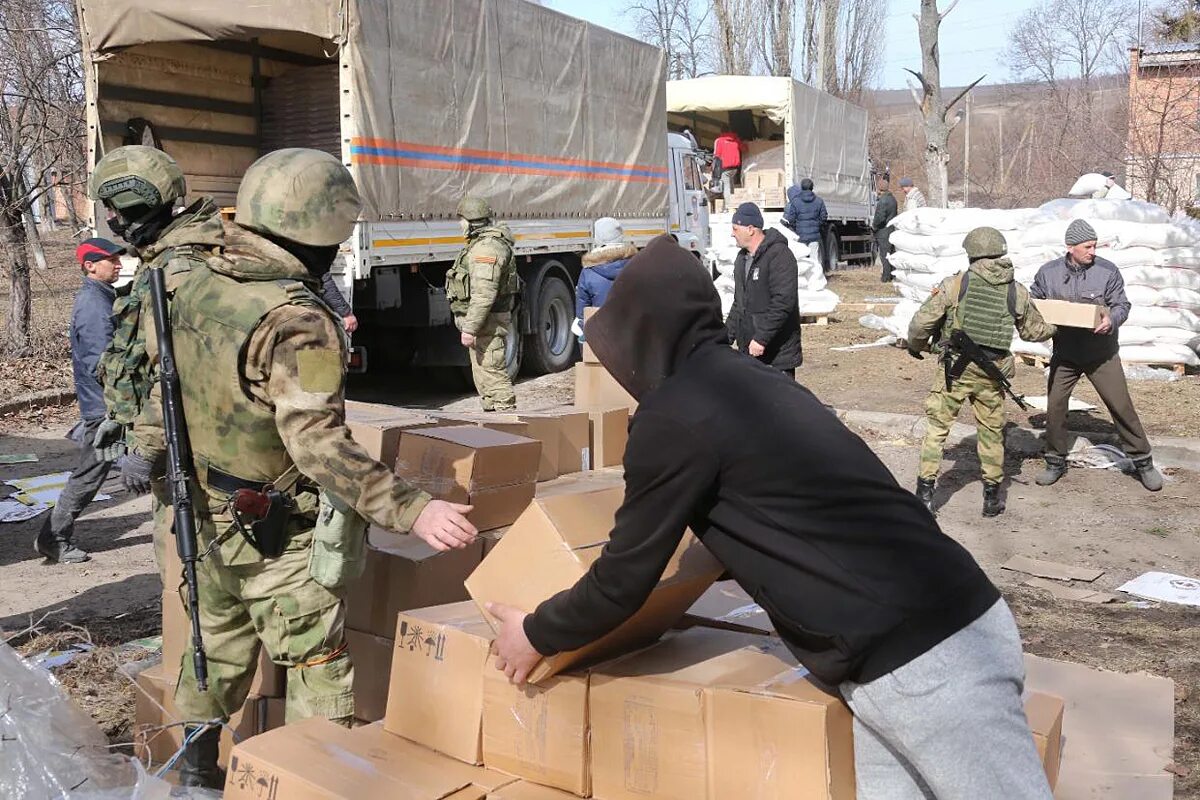 Гуманитарная помощь военным. Гуманитарный груз на Украину. Гуманитарка для военных. Раздача гуманитарной помощи военными на Украине.