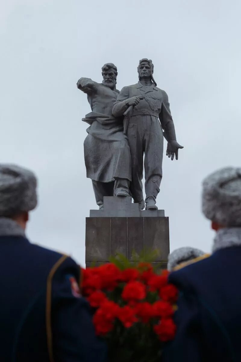 Памятник Уральскому добровольческому корпусу Екатеринбург. Памятник воинам Уральского танкового корпуса Екатеринбург. Памятник воинам Уральского добровольческого танкового корпуса. Памятник УДТК В Екатеринбурге.