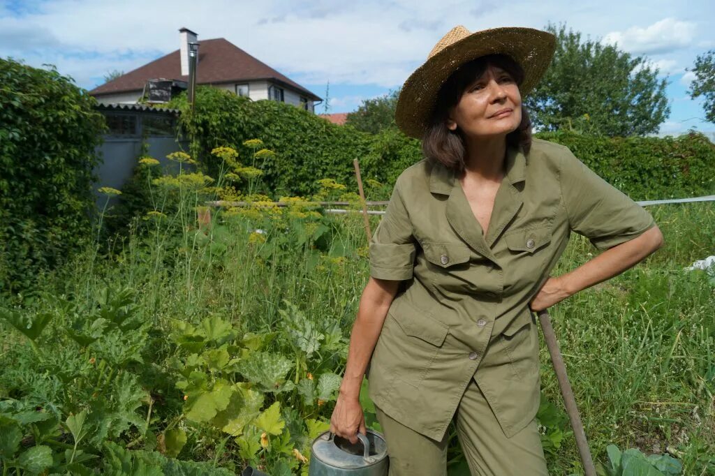 Хочу маму на даче. Женщина в огороде. Дачные женщины. Женщины большие на даче. Взрослые женщины на даче.