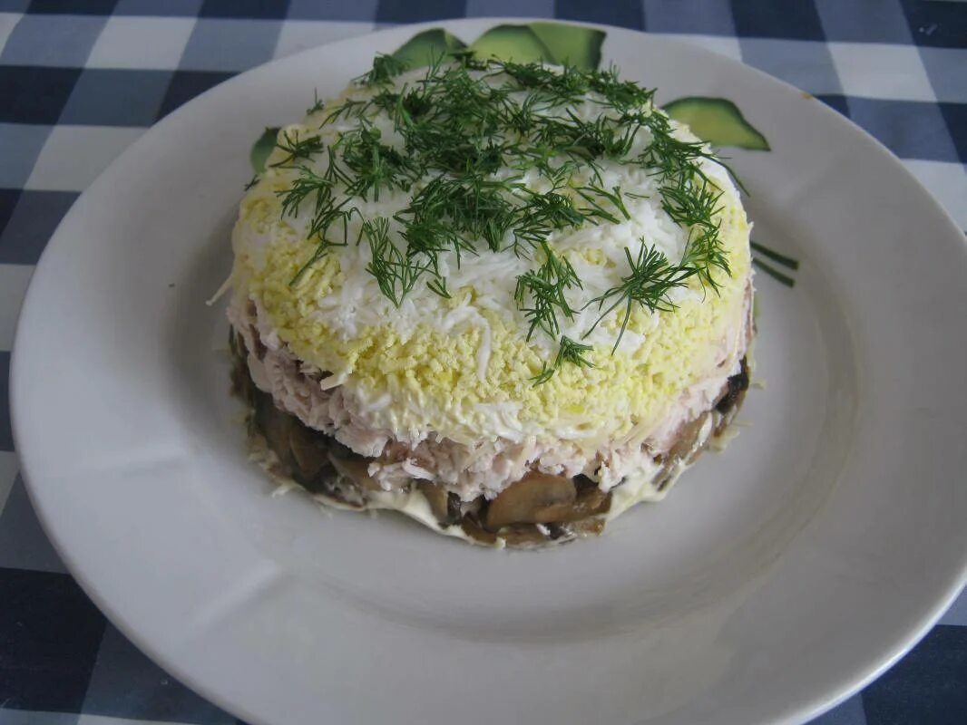 Салат с жареными шампиньонами и курицей слоями. Слоёный салат с курицей и грибами. Салат с курицей и грибами слоями. Салат слойный с курицами и грибами. Салат с курицей и грибами и сыром.