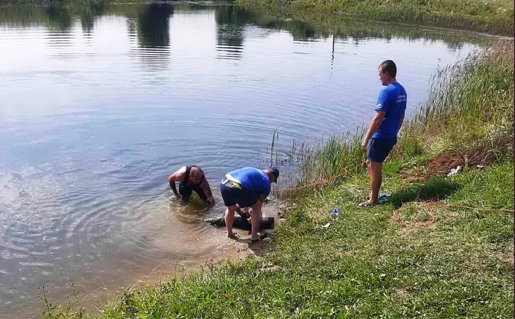 Пожарный пруд в деревне. В деревне купание на пруду. Утонувшая деревня