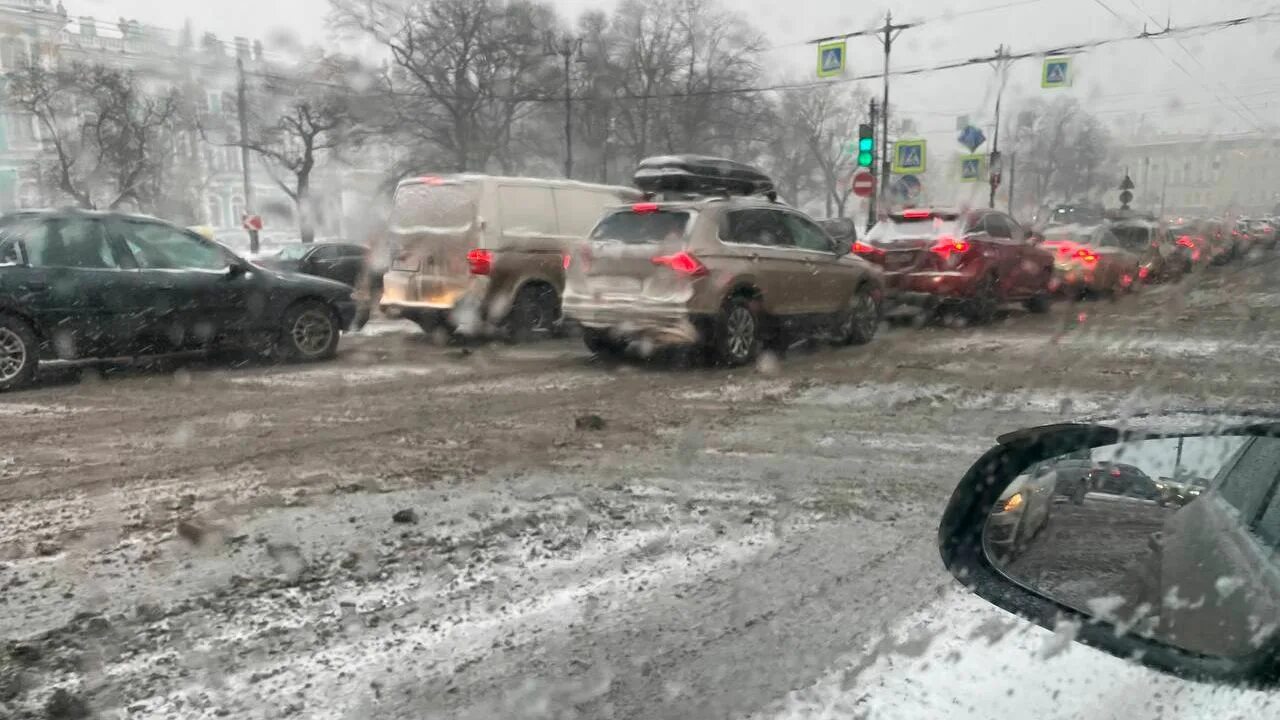 Обстановка на дорогах спб. Снегопад пробки. Пробки из за неубранного снега Екатеринбург 2023.