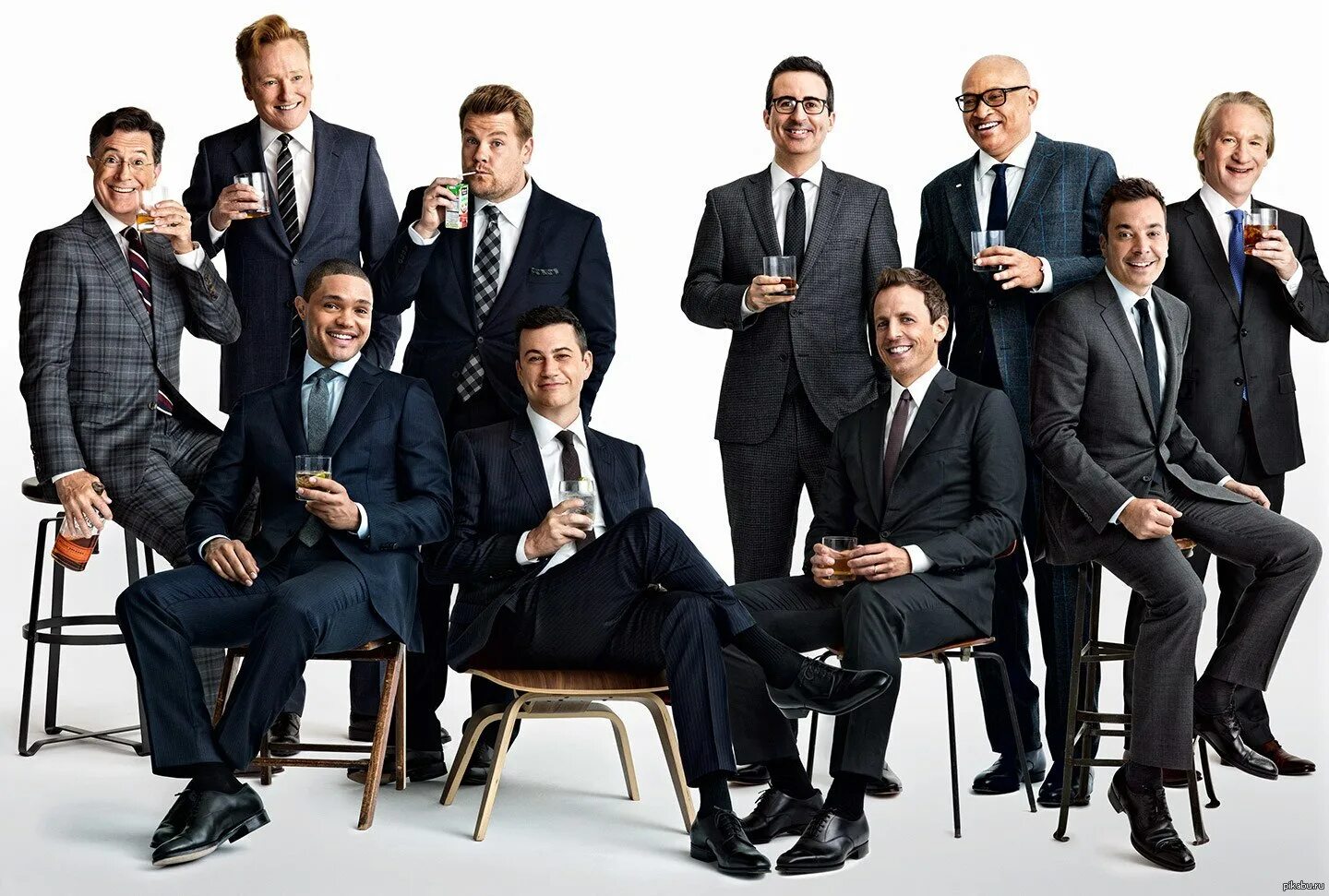 Многие мужчины. Десять человек. Мужской коллектив. Группа мужчин. Много мужчин в костюмах.