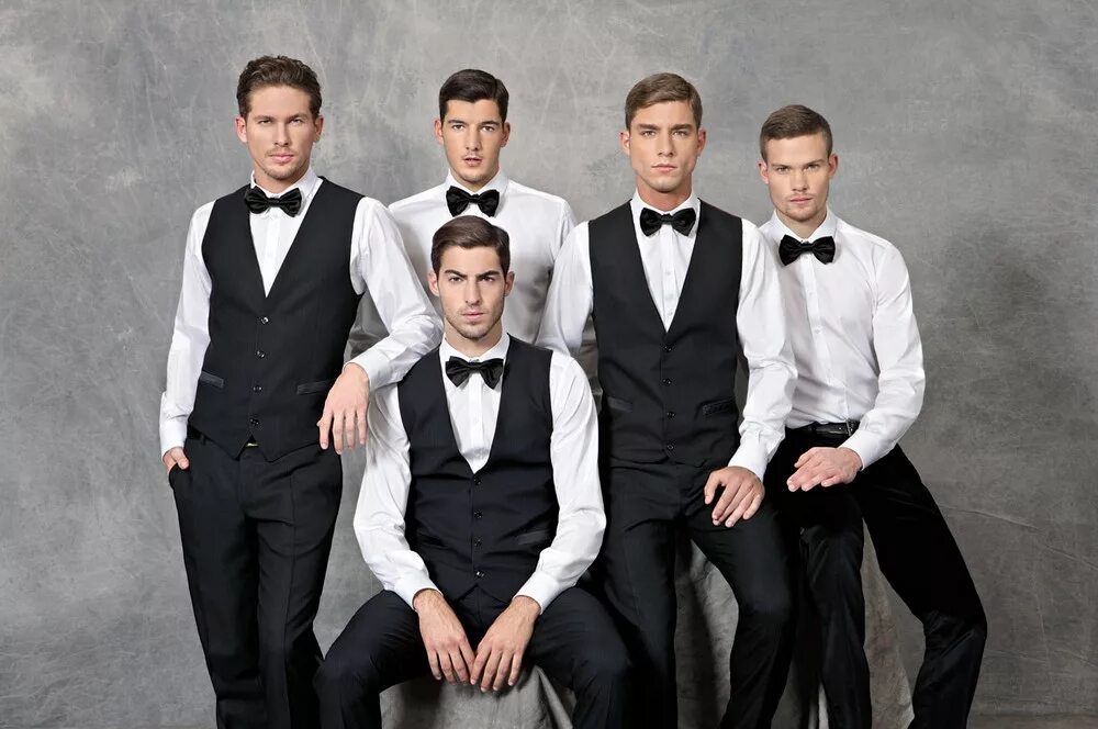 Несколько мужчин в костюмах. Три парня в костюмах. Друзья на свадьбе. Костюм жениха. Мужская группа.