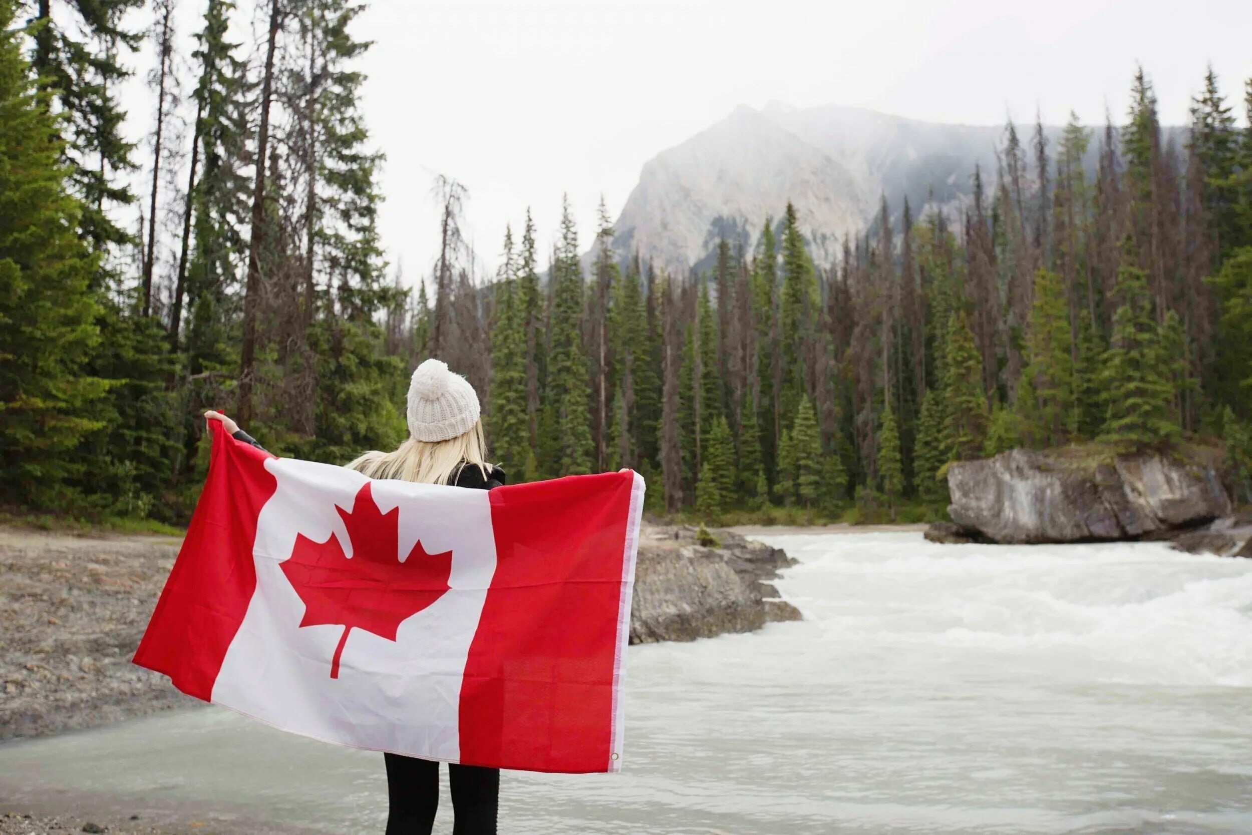 Где правда канада. Форествилл Канада. Ясума Канада. Флаг Канада. Канада туристы.
