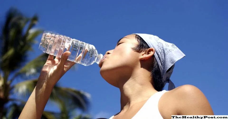 Должно быть много воды. Освежающая вода питьевая. Китаянка пьет воду. Жажда много воды. Пейте больше воды.