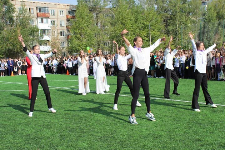 Гимназия 8 абакан. МБОУ гимназия Абакан. 8 Я гимназия Абакан. Гимназия Абакан Крылова 2005. Директор гимназии 11 Новосибирск.