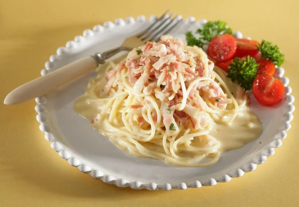 Соус для макарон из сливок и сыра. Спагетти карбонара. Спагетти карбонара классический. Спагетти для пасты карбонара. Спагетти карбонара с беконом.