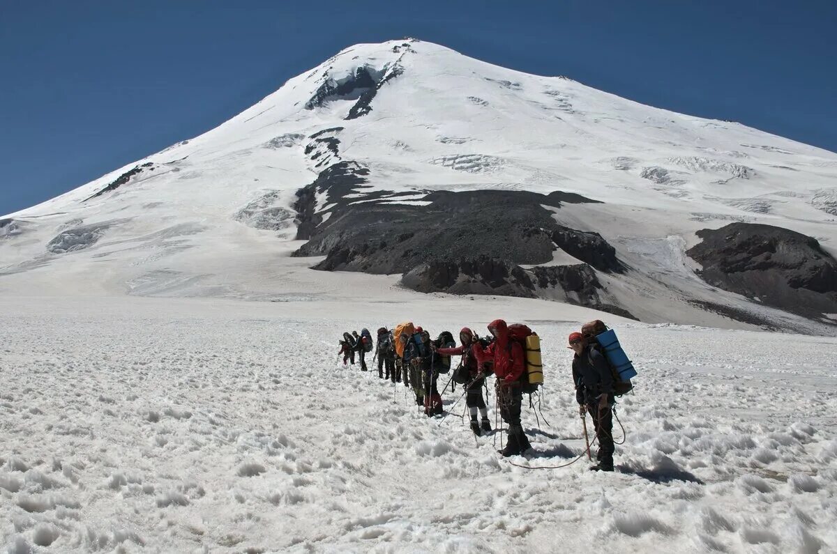 3 вершины эльбруса. Гора Эльбрус (5642 м) — высочайшая вершина России. Восхождение на Эльбрус с Востока. Гора Эльбрус высота. Западная вершина Эльбруса.