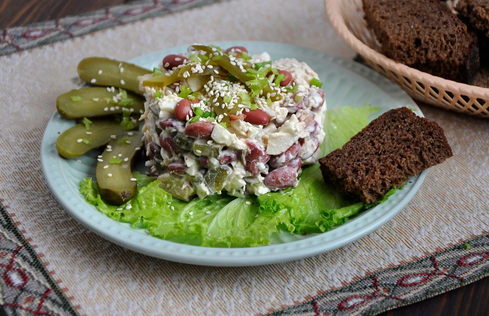 Фасоль печень огурец. Салат фасоль. Салат с фасолью и курицей. Салат сытный с фасолью. Куриный салат с фасолью.