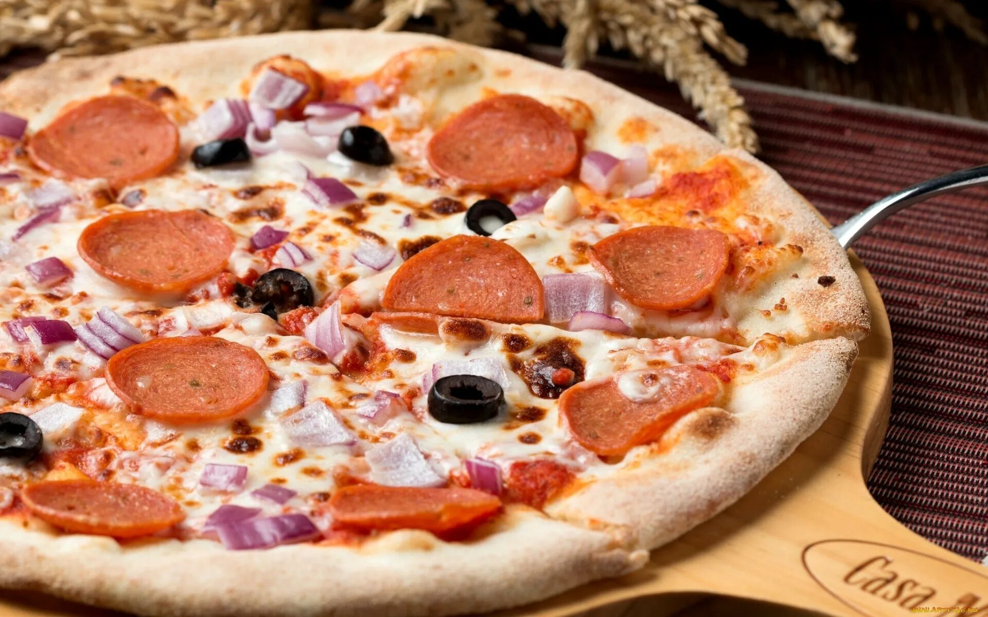 Пицца с колбасками. Пицца с оливками. Вкусная еда. Пицца колбаса сыр.